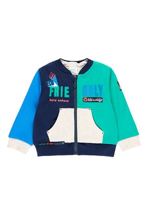 Giacca a zip con cappuccio colorata, caratterizzata da pannelli blu, verde e navy, una tasca grigia e testo ricamato con vari messaggi.