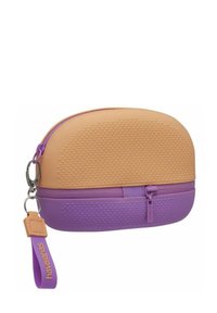 Pochette arrotondata con zip in gomma arancione e viola, con superficie testurizzata, dotata di tracolla staccabile e accentuata da logo.