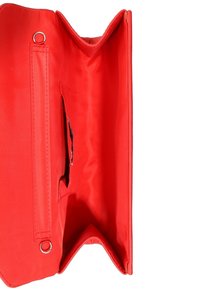 Clutch in tessuto rosso con un interno aperto, dotato di una piccola tasca con zip e una superficie liscia. Nessun hardware o decorazione in rilievo.