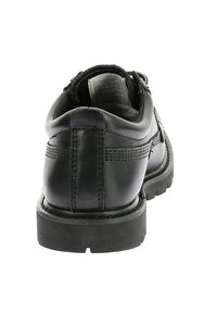 Scarpa in pelle nera con punta arrotondata, colletto imbottito, superficie testurizzata e suola in gomma spessa; presenta cuciture lungo i lati.