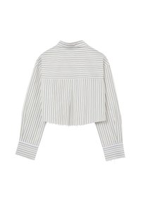 Camicetta a righe, corta, in bianco e beige, con colletto a bottone, maniche lunghe e orlo grezzo. Il materiale sembra leggero e strutturato.