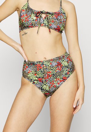 Conjunto de biquíni floral de duas peças com parte de baixo de cintura alta e top curto, predominantemente preto com flores multicoloridas em vermelho, verde e branco.