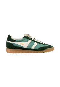 Baskets en daim vert avec des rayures blanches, lacets beiges et semelle en caoutchouc. Présente un design bas et un logo Gola sur le côté.
