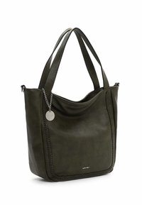 Torebka tote w oliwkowej zieleni z plecionym wzorem po bokach, dwiema ramiączkami oraz przymocowaną srebrną metką marki.