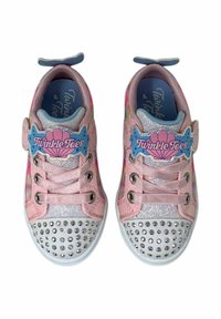 Zapatillas de color rosa claro con acentos brillantes, diseño de tela y tapas de puntera con tachuelas plateadas. Presentan una correa de Velcro y el logo "Twinkle Toes".
