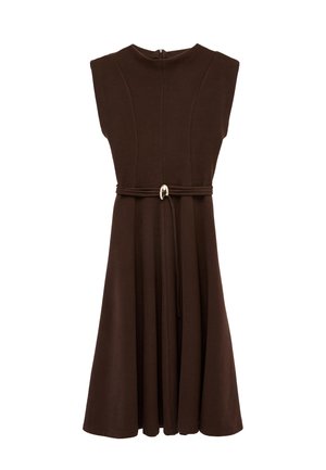 Mouwloze midi-jurk in donkerbruin met een hoge halslijn, een getailleerde taille met een dunne, bijpassende riem en een uitlopende rok.
