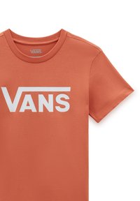 Orange bomulds-t-shirt med rund halsudskæring og korte ærmer, der tydeligt viser et hvidt Vans-logo. Glat tekstur, afslappet pasform.