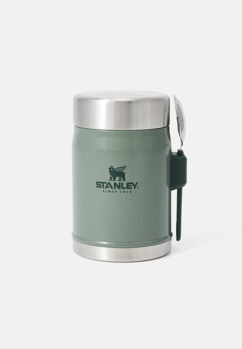 Recipiente de alimentos em aço inoxidável verde com um acabamento texturizado, uma tampa prateada, um suporte para colher e o logotipo "Stanley" no corpo.