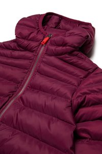 Doudoune bourgogne avec un design matelassé horizontal, col montant et fermeture éclair. Présente une tirette de fermeture éclair rouge contrastante et une texture lisse.