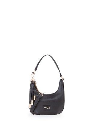 Borsa a mano in pelle nera con parti metalliche dorate, doppi manici, dettaglio con nappina e targhetta con logo "V°73" sul davanti.