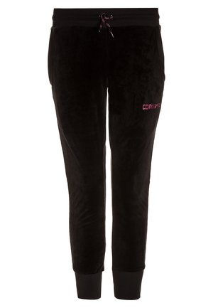 Sorte velour joggingbukser med ribkant ved anklerne, snøre i taljen, sidelommer og lyserød "Converse"-logo på venstre lår.