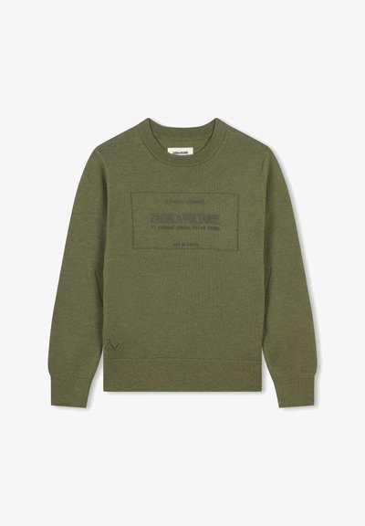 Olivengroene gebreide trui met ronde hals, geribbelde mouwen en zoom, afgewerkt met een geprinte logopatch aan de voorkant en subtiele branding aan de zijkant.