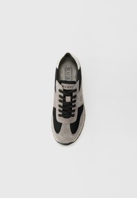 Ciorap gri și negru, realizat din materiale din suede și plasă, cu vârf rotund, design cu șireturi, detaliu logo pe lateral și talpă texturată.