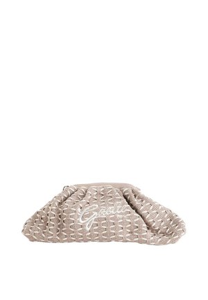 Borsa clutch in tessuto beige intrecciato con design arricciato e logo bianco ricamato sul fronte.