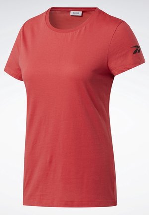 Czerwona koszulka Reebok z krótkim rękawem i okrągłym dekoltem, z czarnym logo na lewym rękawie, prezentowana na białym tle.