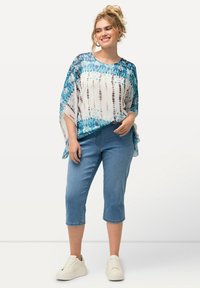 Ulla Popken SIENNA STRETCH CAPRIS - Farkkushortsit - light blue