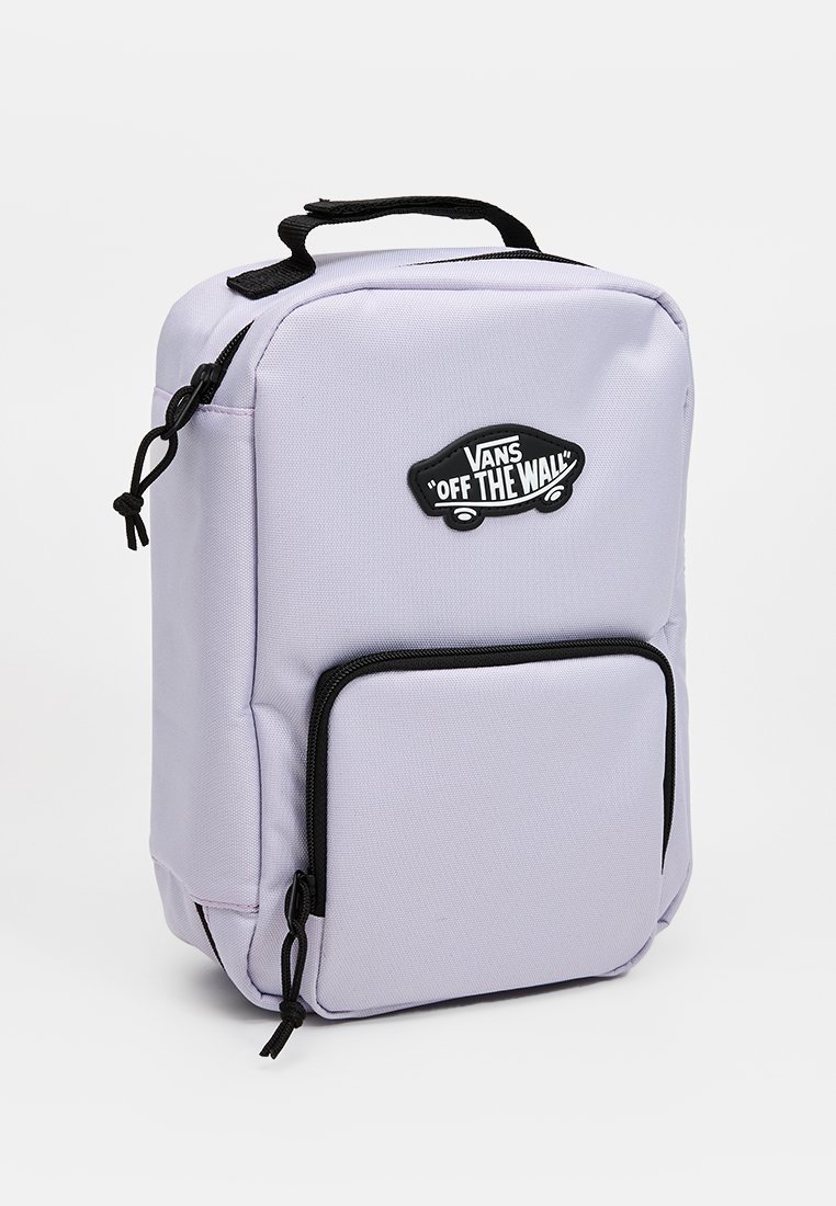 Lila Stoff-Rucksack mit einem schwarzen Reißverschluss, ausgestattet mit einer Vordertasche, einem Tragegriff an der Oberseite und einem "VANS OFF THE WALL" Logo-Patch. Glatte Textur.