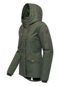 Giacca isolante verde con cappuccio, dotata di chiusura con zip e bottoni automatici, tasche frontali e coulisse regolabili. Tessuto liscio e caldo.