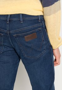 Wrangler TEXAS  - Calças de ganga de perna direita - blue silk