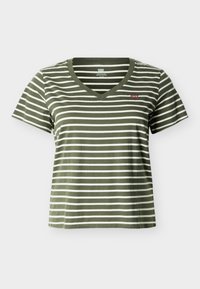 Πράσινη και λευκή T-shirt με οριζόντιες ρίγες, V-λαιμόκοψη και κοντά μανίκια, με μικρό κόκκινο λογότυπο στο αριστερό μέρος του στήθους, πάνω σε απλό φόντο.