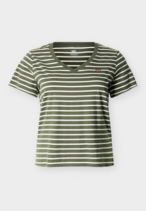 Grønne og hvide vandrette stribede V-hals T-shirt med korte ærmer og lille rødt logo på venstre bryst mod ensartet baggrund.