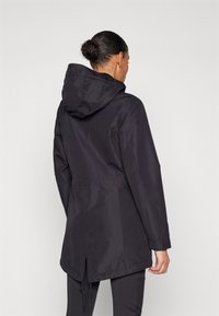 Schwarze wasserfeste Jacke mit Kapuze, mit tailliertem Schnitt und seitlichen Schlitzen für Bewegungsfreiheit. Glatte Textur und lässiges Design.