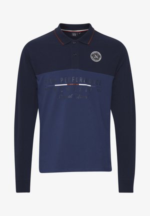 Kreklu ar garām piedurknēm tumši zils polo krekls ar kontrastējošu apkakli, uz kura ir tekstu grafikas un apļa logo akcents krūšu daļā. Kokvilnas maisījums.