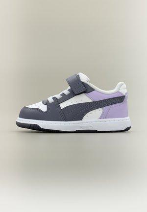 Basket enfant avec panneaux gris, blanc et violet clair, lacets blancs et bride velcro grise sur un fond neutre.