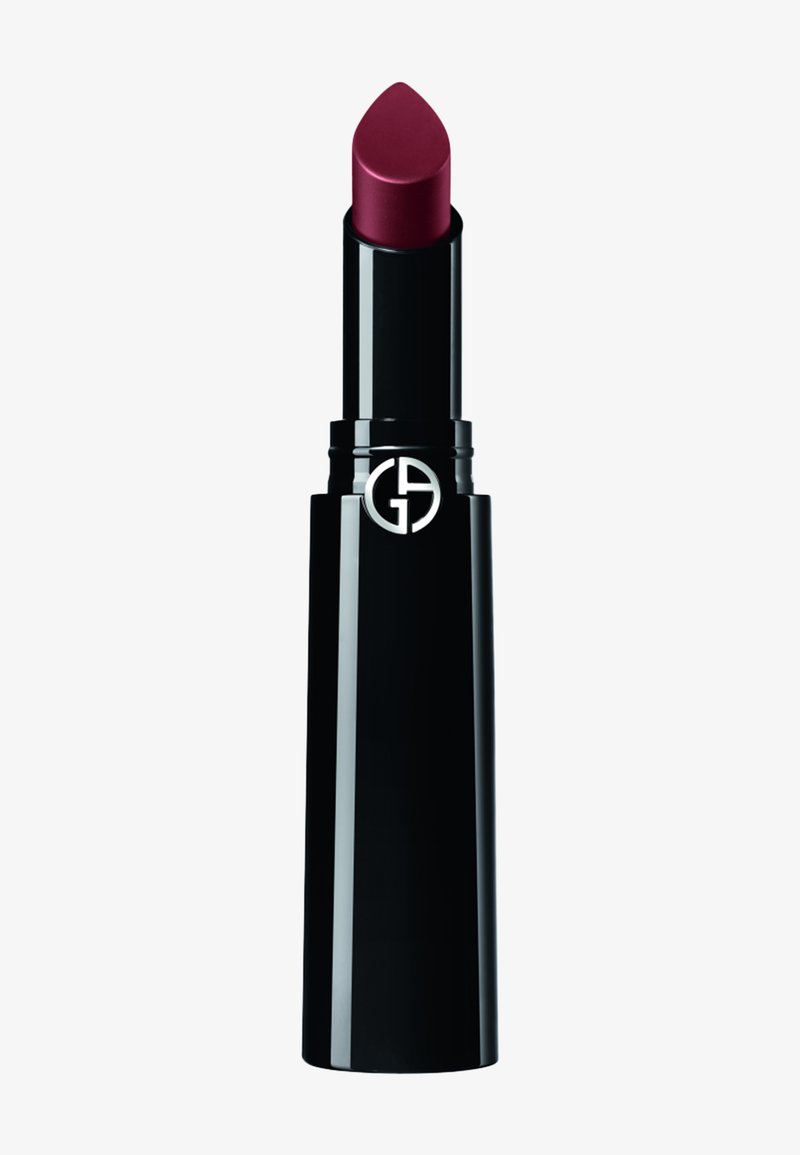 Lippenstift in einem schlanken schwarzen Etui mit einem tiefen Beerenton, mit silbernem Giorgio Armani-Logo auf dem Deckel.