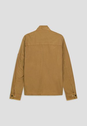 Camicia marrone a maniche lunghe con polsini abbottonati vista da dietro su sfondo grigio chiaro.