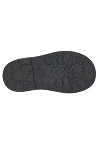 Suela de goma negra con un patrón de corazones, marca Flex Zone y una superficie texturizada para agarre. Bordes planos y redondeados para mayor flexibilidad.
