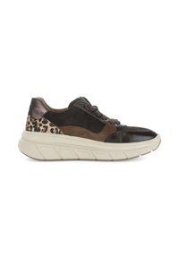 Bruine leren sneaker met suède en luipaardprint-accenten. Voorzien van een chunky witte zool en vetersluiting. Elegante mix van materialen in het ontwerp.