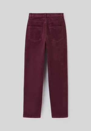 Pantalon en velours côtelé bordeaux avec une coupe droite, doté de deux poches arrière et d'une texture visible. Ceinture ajustée avec passants pour ceinture.