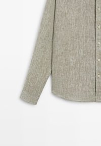 Langärmliges hellgraues Leinenhemd mit sichtbarer Textur und fünf weißen Knöpfen auf der vorderen Knopfleiste.