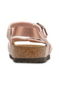 Infradito metallici rosa con due cinturini regolabili, un plantare in sughero e una suola in gomma marrone testurizzata. Linee pulite e design minimal.