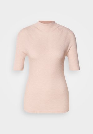 Világos rózsaszín, rövid ujjas felső, magas nyakkivágással, amelynek textúrált bordázott mintája van egy semleges háttéren.