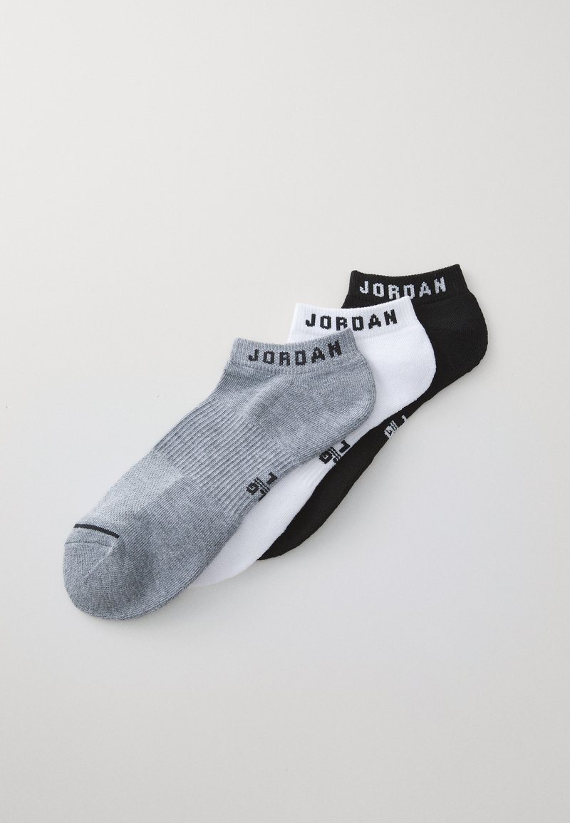 Kolme paria nilkkasukkia harmaana, valkoisena ja mustana. Jokaisessa sukan varressa on ribattu muotoilu ja "JORDAN"-logo.