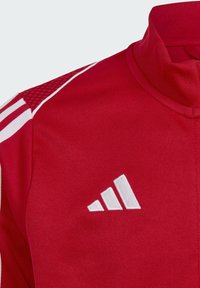 Rote Sportjacke mit hohem Kragen, aus strukturiertem Stoff. Mit weißem Adidas-Logo und weißen Streifen an den Ärmeln.