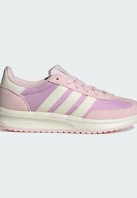 Rosa träningsskor med en slät syntetisk ovandel och ljuslila detaljer, tre vita ränder och en dämpad sula märkt "CLOUDFOAM."