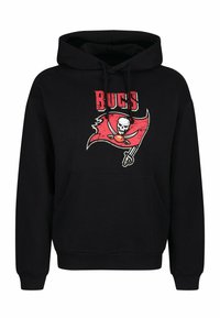 Sudadera negra con bolsillo frontal y cordones ajustables. Presenta un gráfico en rojo y blanco de un cráneo sobre una bandera con la inscripción "BUCS."