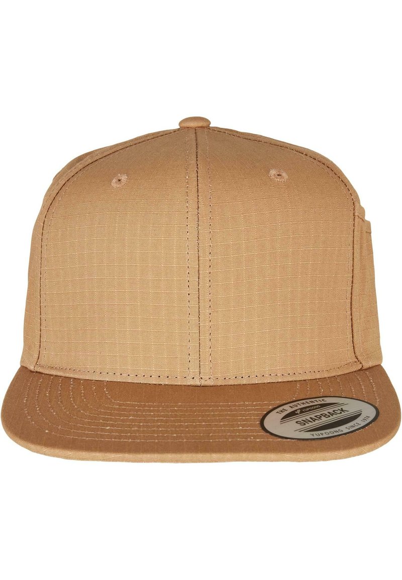 Karu snapback-suus, millel on tekstuuriga kangast kere, lame visor ja ümmargune logo märk. Omab õmblustehnikat ja ventilatsiooniaukusid.