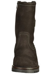 Stivaletto alla caviglia in suede nero con finitura testurizzata, chiusura con cerniera laterale, cuciture a contrasto e suola in gomma resistente.