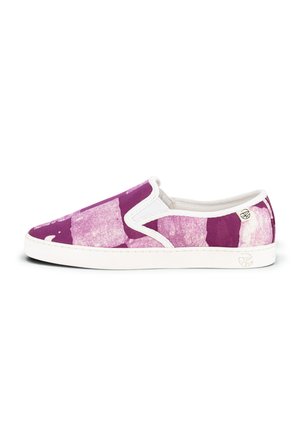 Baskets slip-on avec motif abstrait violet et rose, bordure blanche et semelle blanche sur fond blanc uni.