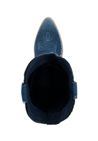 Botín de denim con punta afilada, color azul oscuro, con detalles en la textura de la superficie y costuras decorativas. Incluye un cuello de aspecto aterciopelado y un acento lateral.