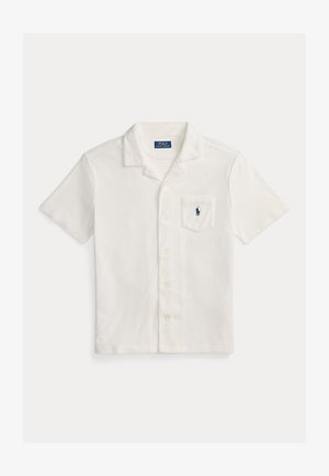 Valge lühikeste varrukatega polo-särk pehmest kangast, klassikalise krae, nööpidega sulgurja ja rinnataskuga, kus on väike tikitud logo.