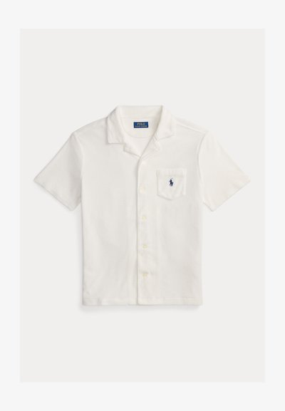 Weißes Kurzarm-Poloshirt aus weichem Stoff, mit klassischem Kragen, Knopfleiste und einer Brusttasche mit kleinem, gesticktem Logo.