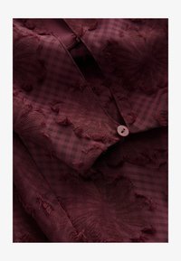 Selezionato, burgundy red