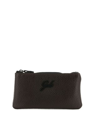 Borsa in pelle marrone con finitura testurizzata, dotata di chiusura con zip e logo in rilievo sul davanti. Forma rettangolare compatta.