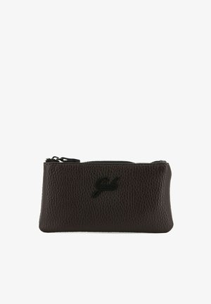 Borsa in pelle marrone con finitura testurizzata, dotata di chiusura con zip e logo in rilievo sul davanti. Forma rettangolare compatta.