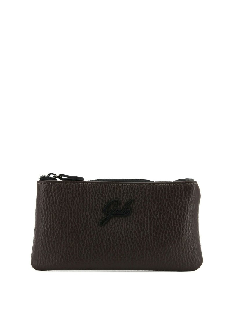 Borsa in pelle marrone con finitura testurizzata, dotata di chiusura con zip e logo in rilievo sul davanti. Forma rettangolare compatta.
